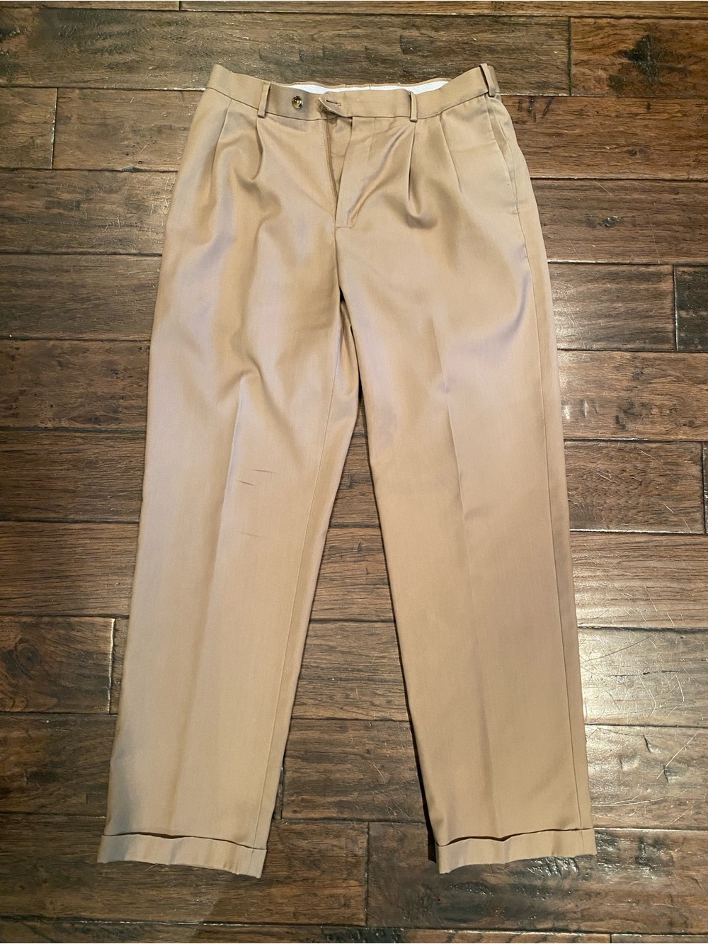 Roundtree & Yorke Men's Khaki Pleated Chinos